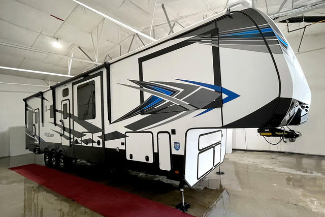 2021 Keystone Fuzion 429 – Pre-Owned 5th Wheel/Toy Hauler. in Travel Trailers & Campers in Red Deer - Image 3