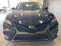 La Toyota Camry SE AWD 2023 combine le confort raffiné d'une berline intermédiaire avec la confiance... (image 2)
