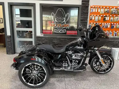 This beautiful vivid black 2023 Road Glide 3 is ready for you and the open road! The 114CI Milwaukee...