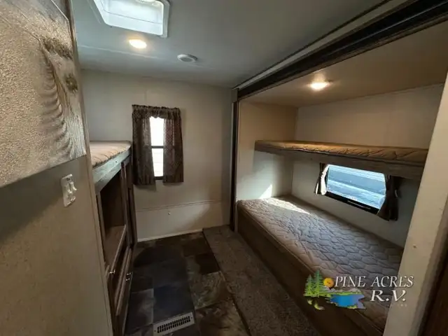 2015 Shasta RVs Revere 32DS in Travel Trailers & Campers in Truro - Image 20