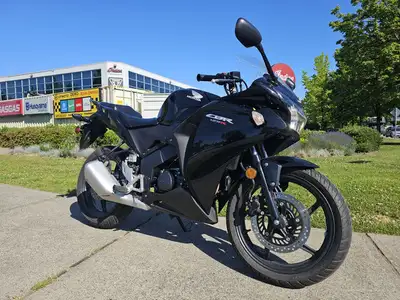Excellent condition, low mileage, the perfect sport bike to learn to ride on! WE SHIP EVERYWHERE ~ E...