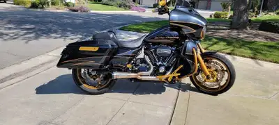 APPLY NOW: https://www.ridecollective.ca/get-pre-approved The 2017 Harley-Davidson CVO Street Glide...