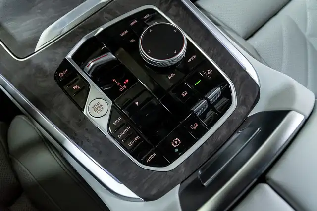 2025 BMW X5 xDrive40i | Edition 25 Jahre | Affichage tête in Cars & Trucks in City of Montréal - Image 17