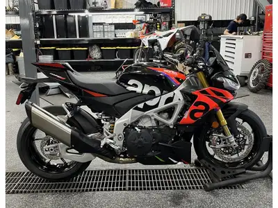 2024 Aprilia TUONO 1100 FACTORY moto comme neuve imppeccable! seulement 875 km Les photos peuvent êt...
