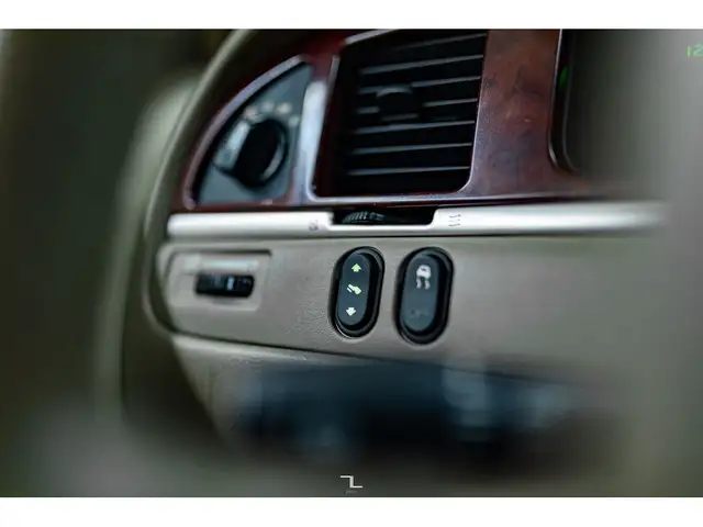 2005 Lincoln Town Car Leather Heated Seats in Cars & Trucks in Grande Prairie - Image 20