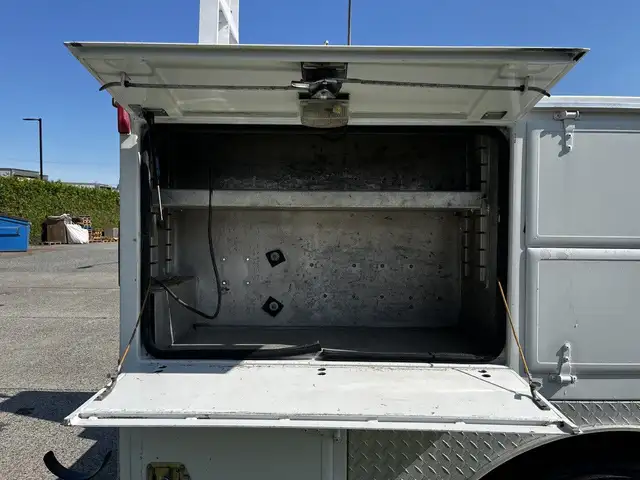 2004 Freightliner M2 106 CAT C7 Service Truck with Pumps in Heavy Trucks in Delta/Surrey/Langley - Image 27