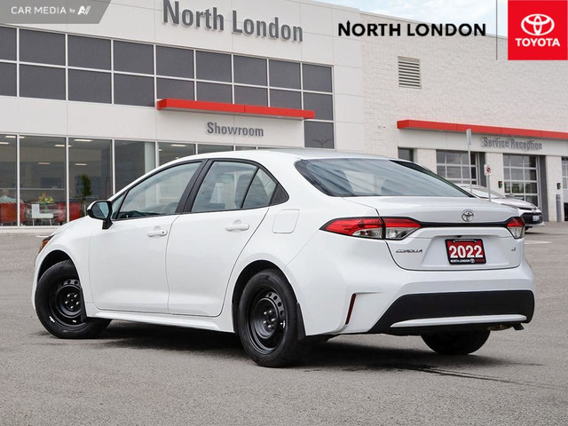 2022 Toyota Corolla LE CLEAN CARFAX - ONE OWNER - APPLE CARP... in Cars & Trucks in London - Image 4
