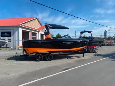 Super Air Nautique S21 2023 Longeur / Length : 21’ Largeur / Beam : 100’’ Capacité / Capacity : 14 M...