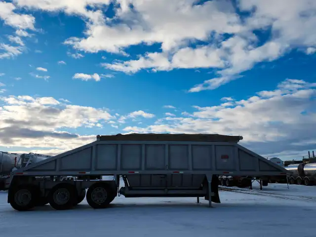 2011 DECAP 40 ft Tri axle Belly Dump Trailer in Heavy Equipment in Delta/Surrey/Langley - Image 8