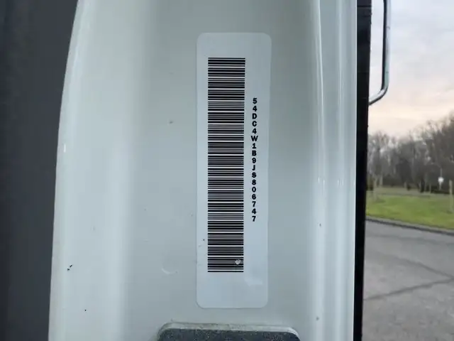2018 isuzu NPR 16 Foot Flat Deck in Heavy Trucks in Richmond - Image 38