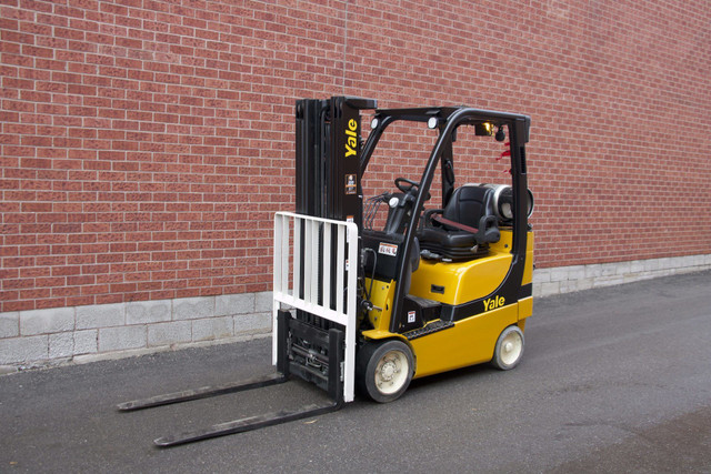 Yale GLC035VX Forklift with Fork Positioner, side-shift and 3500 in Heavy Equipment in Mississauga / Peel Region - Image 2