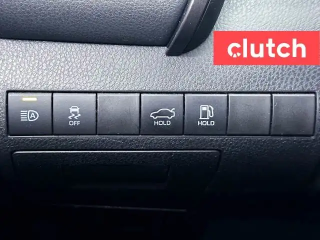 2020 Toyota Camry Hybrid SE w/ Apple CarPlay, Heated Front Seats dans Autos et camions dans Ottawa - Image 29
