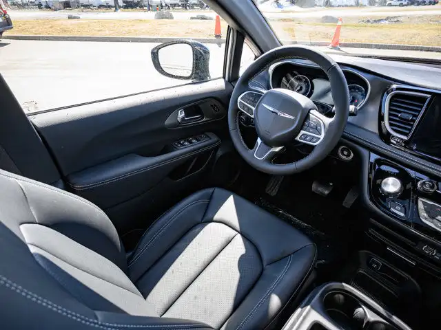 2025 Chrysler Pacifica Select in Cars & Trucks in Barrie - Image 26