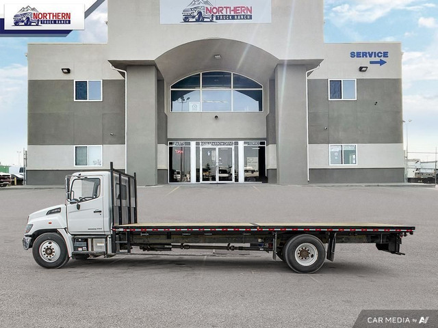 2018 Hino 338 FLAT BED TRUCK 26 FT in Cars & Trucks in Edmonton - Image 3