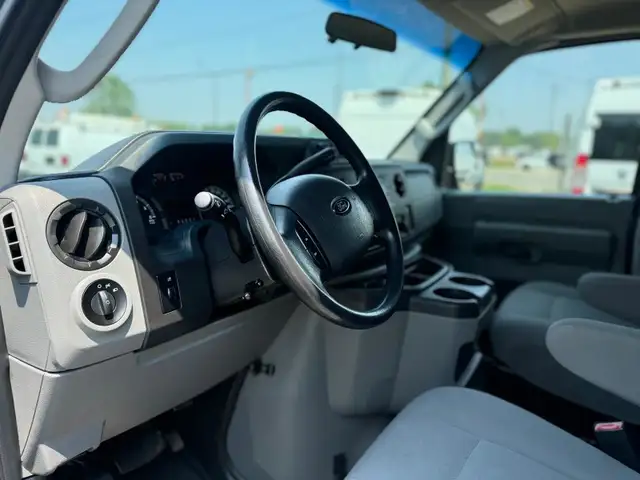2014 Ford Econoline Wagon 15 Passenger in Cars & Trucks in Oakville / Halton Region - Image 14
