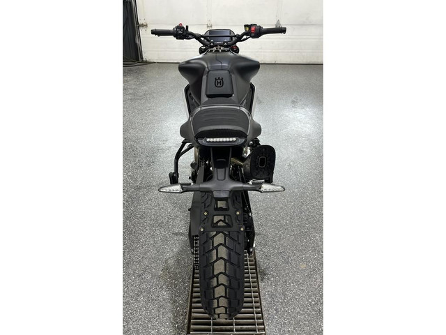 2025 Husqvarna SVARTPILEN 801 dans Motos sport  à Granby - Image 3