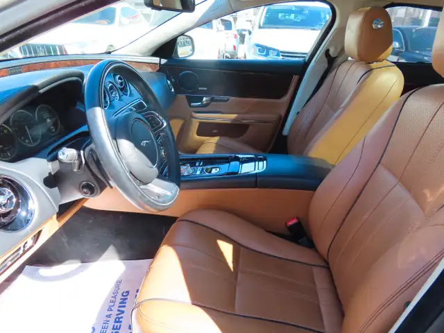 2011 Jaguar XJ XJL - LONG WHEEL BASE - LOW LOW KM - 56,000KMS !! dans Autos et camions dans Région d’Oakville/Halton - Image 15