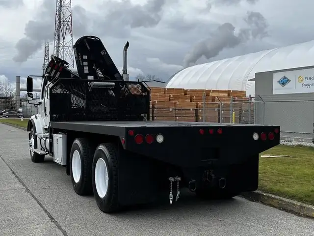 2006 freightliner M2 112 15 foot Flat Deck With Hiab Crane Diese in Heavy Trucks in Richmond - Image 8
