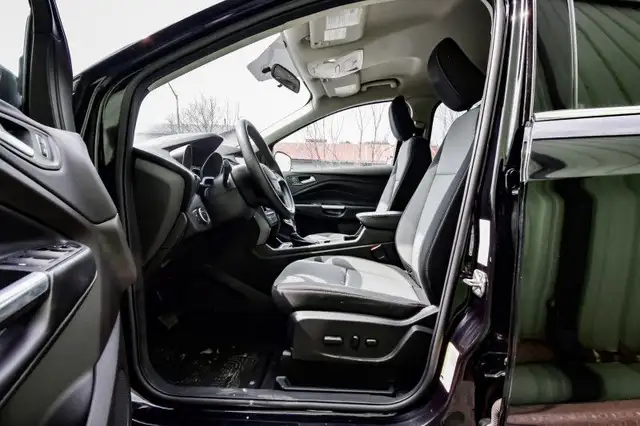 2019 Ford Escape SE FWD • HEATED SEATS • CP/AA • REMOTE START in Cars & Trucks in Ottawa - Image 29