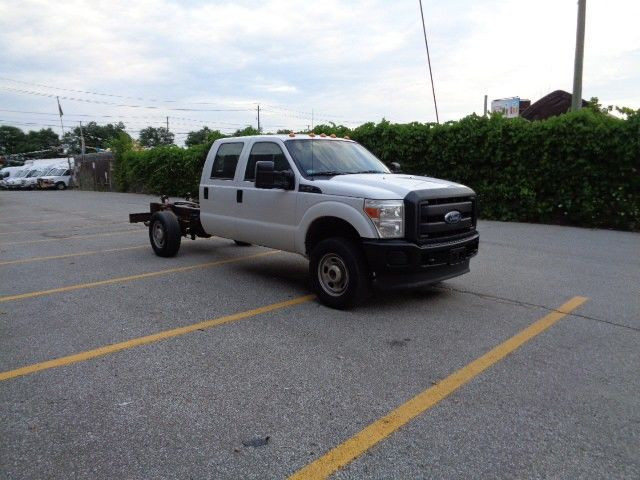 2015 Ford Super Duty F-350 SRW 4WD Crew Cab 176" WB 60" CA XL in Cars & Trucks in City of Toronto - Image 4