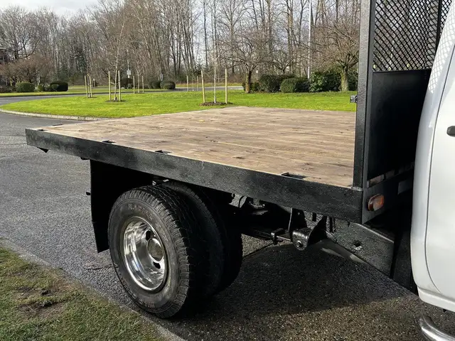 2017 GMC Sierra 3500HD Crew Cab 4x4 9 Foot Flatdeck dans Camions lourds dans Delta/Surrey/Langley - Image 12