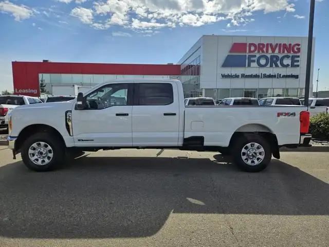 2023 Ford Super Duty F-350 SRW XLT 4WD Crew Cab 8' Box, 6.7L V8  in Cars & Trucks in St. Albert - Image 3