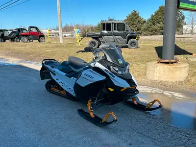 2025 Skidoo Renegade X 900 ACE Turbo R, 10.25” Touchscreen 2,358 KM DEMO UNIT Features: -ROTAX 900 A...