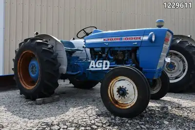 FORD 3000 TRACTOR. 2WD, GAS, POWER STEERING, 13.6-28 REAR RUBBER, 3PTH, PTO, TOPLINK, DRAWBAR, (REAR...