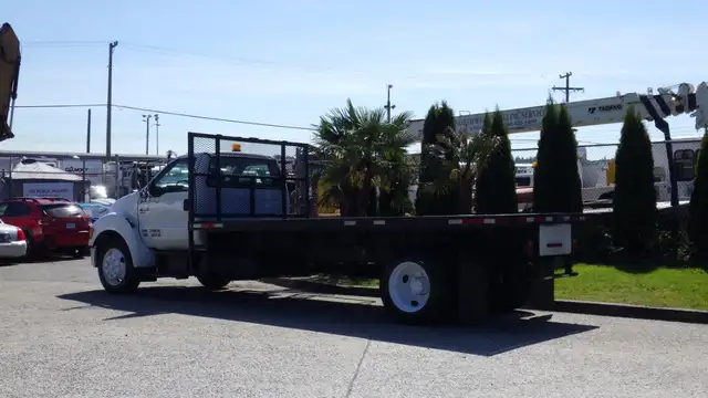 2006 Ford F650 16 Foot Flat Deck in Cars & Trucks in Delta/Surrey/Langley - Image 8