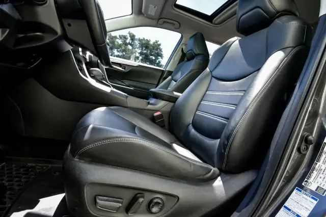 2022 Toyota RAV4 XLE • SUNROOF • HEATED SEATS • POWER LIFTGATE dans Autos et camions dans Cornwall - Image 27