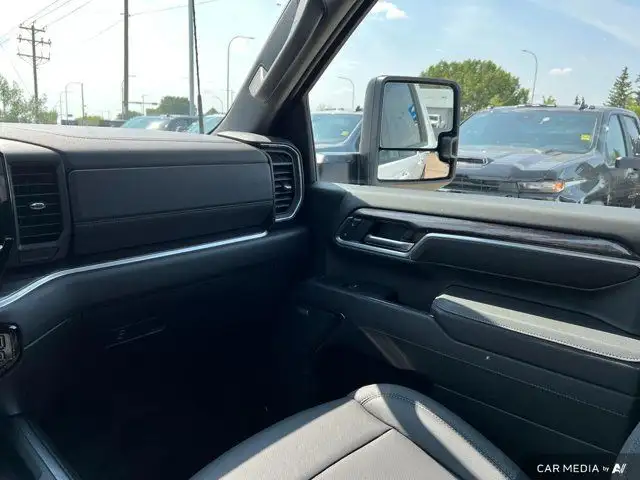 2025 Chevrolet Silverado 3500HD LTZ 4WD Crew Cab | 20IN FUEL dans Autos et camions dans Comté de Strathcona - Image 23