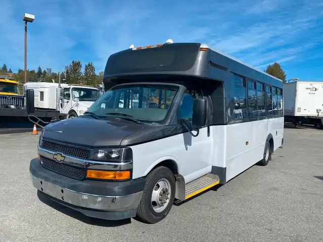 2017 chevrolet Express G4500 21 Passenger Bus With Wheelchair Ac in Heavy Trucks in Richmond - Image 2