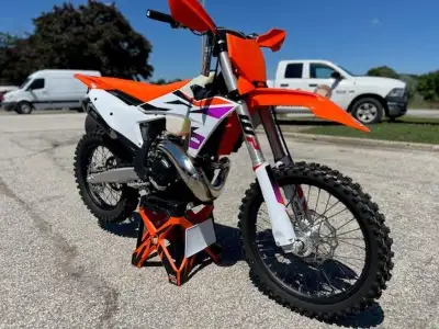 IN STOCK! BUY NOW AND SAVE OVER $1,500 OFF MSRP! Freight $695 / PDI $400 applies. 2024 KTM 250 XC Fo...