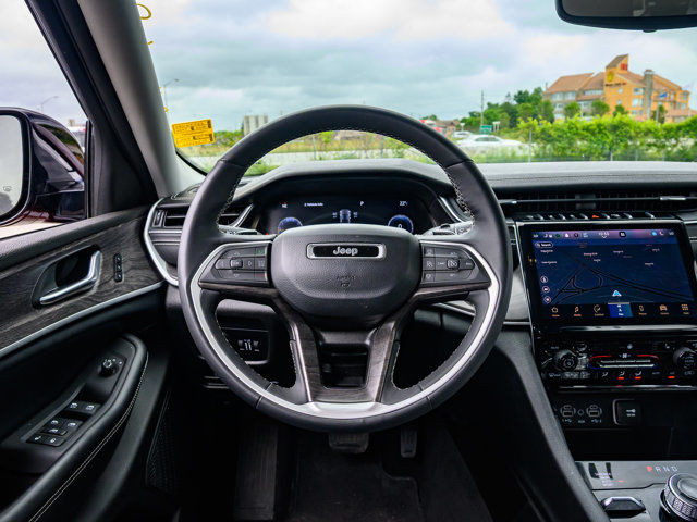2023 Jeep Grand Cherokee Limited in Cars & Trucks in Barrie - Image 2
