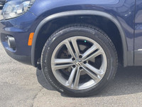 // JAMAIS ACCIDENTÉ! // // UN SEUL PROPRIÉTAIRE // Le Volkswagen Tiguan Highline 4 portes 4MOTION 20... (image 1)