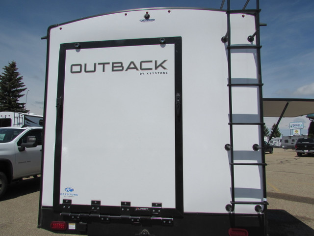 2022 OUTBACK 335CG KING BED/ OUTSIDE KITCHEN in Cargo & Utility Trailers in Red Deer - Image 4