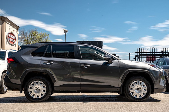2020 Toyota RAV4 LE | CAM | HEATED SEATS | ONE OWNER in Cars & Trucks in City of Toronto - Image 4