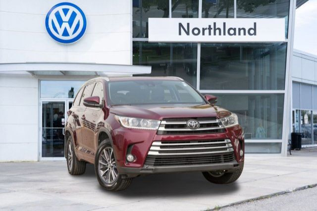 2017 Toyota Highlander XLE in Cars & Trucks in Calgary