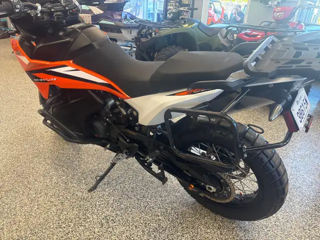 1 KTM ADVENTURE 890 MOTO AVENTURE A L'ETAT NEUF IMPECCABLE AUCUN in Other in Lac-Saint-Jean - Image 17