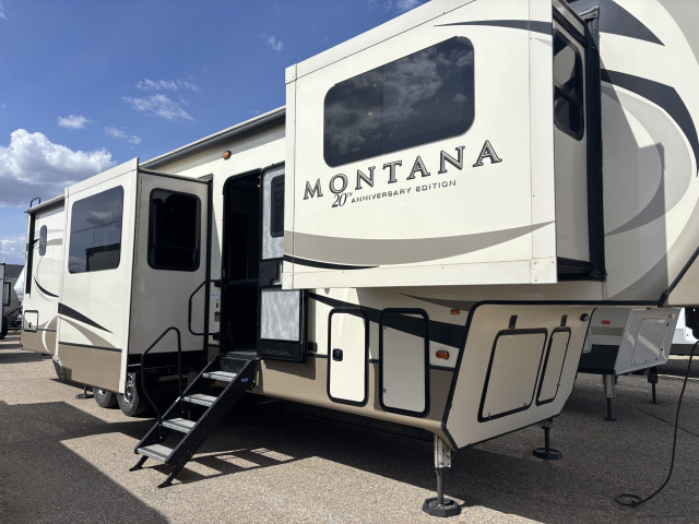 2019 ,Montana 3760FL in Travel Trailers & Campers in Prince Albert - Image 3
