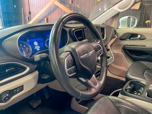 2022 Chrysler Pacifica TOURING L STOW N GO *SIEGES CHAUF* HAYON  in Cars & Trucks in Laurentides - Image 3