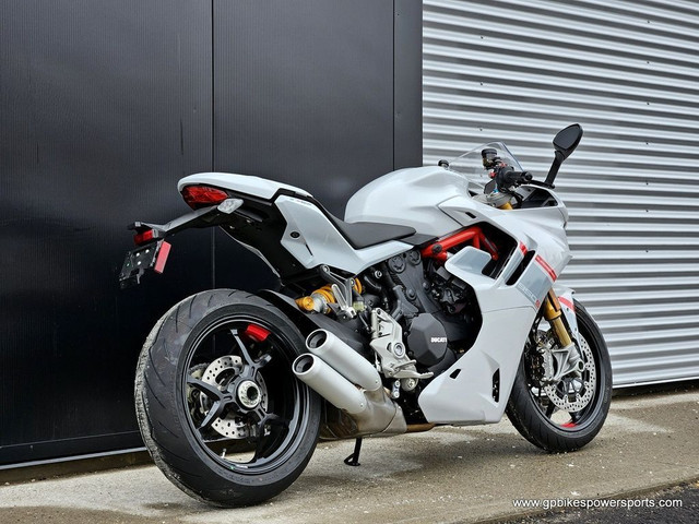  2024 Ducati Supersport 950 S White Stripe in Sport Bikes in Oshawa / Durham Region - Image 3