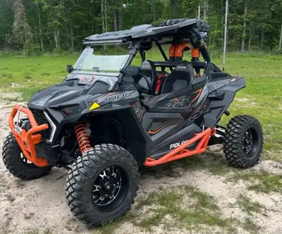 APPLY NOW: https://www.ridecollective.ca/get-pre-approved The 2018 POLARIS RZR XP 1000 EPS is a high...
