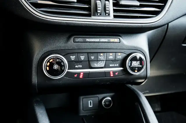 2020 Ford Escape SE • HEATED SEATS • CP/AA • NAV • PARK ASSIST in Cars & Trucks in Kingston - Image 25