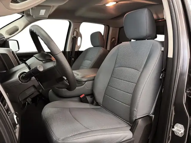 2019 Ram 1500 Classic Quad Cab 4x4 v6 3,6L Boite fermee Camera 6 in Cars & Trucks in Laval / North Shore - Image 11
