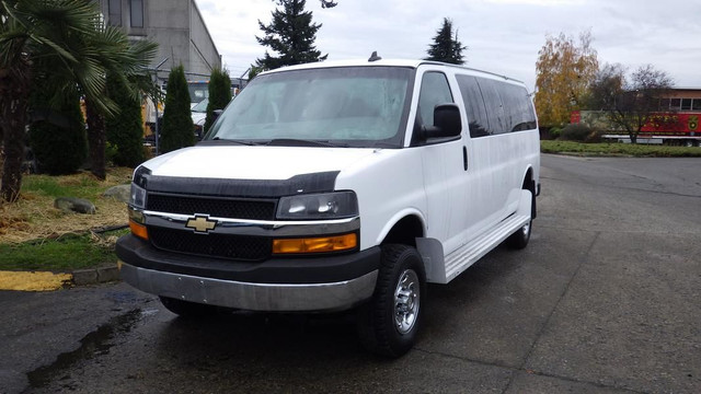 2017 Chevrolet Express 3500 Extended 11 Passenger Van 4WD in Cars & Trucks in Richmond - Image 4
