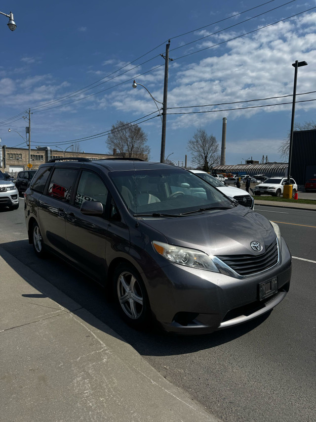 2013 Toyota Sienna LE **ONE OWNER** | **NO ACCIDENT** in Cars & Trucks in City of Toronto - Image 4