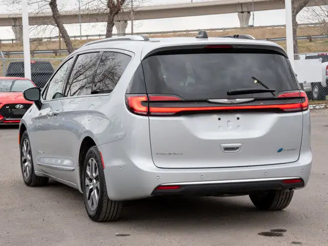 2023 Chrysler Pacifica Hybrid Pinnacle in Cars & Trucks in Calgary - Image 13