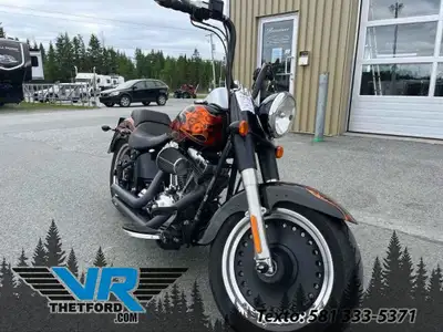 VR Thetford Paiement à partir de 0$/sem. + TX. 2012 Harley-Davidson Fat Boy Lo Moto qui fait tourner...