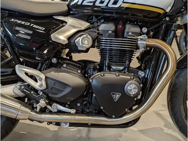 2025 Triumph Speed Twin 1200 // Crystal White/Sapphire Black in Dirt Bikes & Motocross in Winnipeg - Image 7
